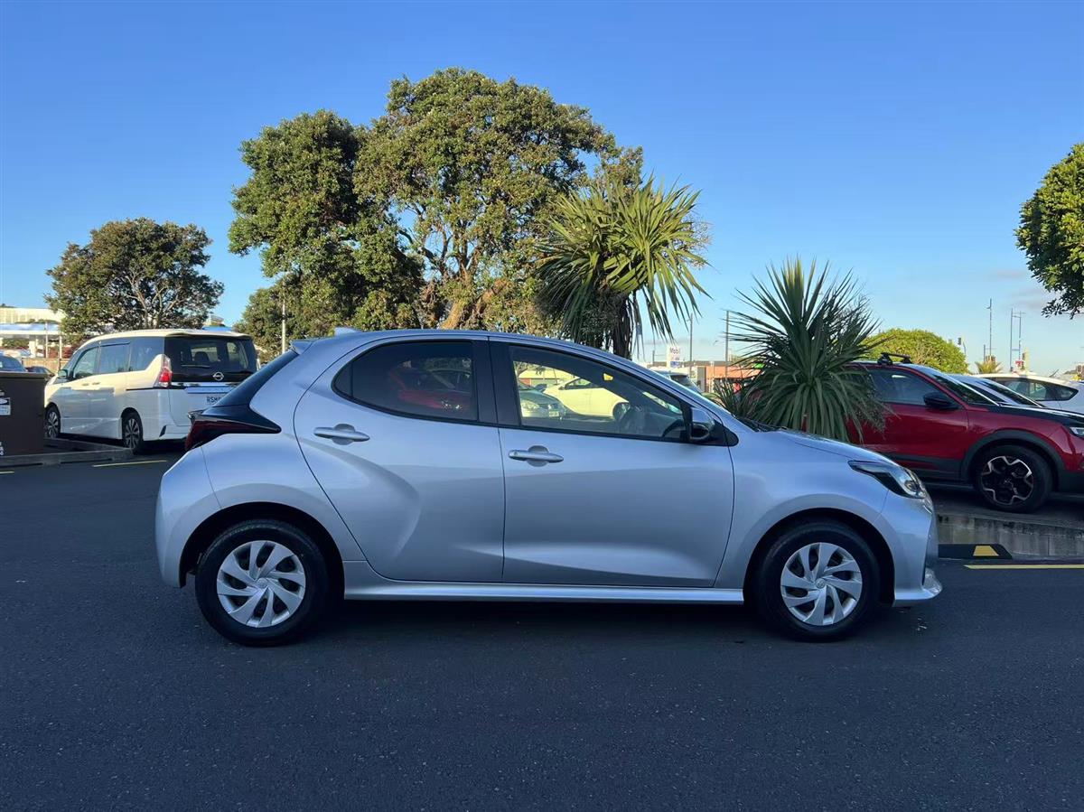 2021 Toyota Yaris thumbnail