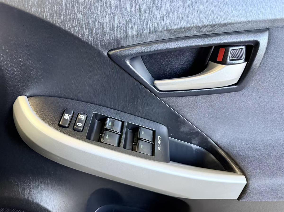 2014 Toyota Prius thumbnail