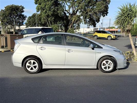 2014 Toyota Prius thumbnail