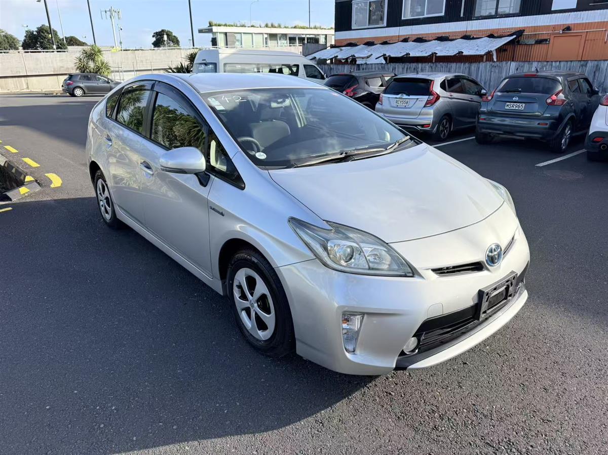 2014 Toyota Prius thumbnail