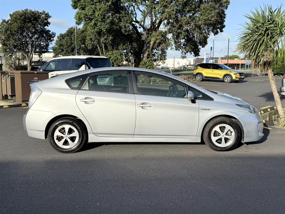 2014 Toyota Prius thumbnail