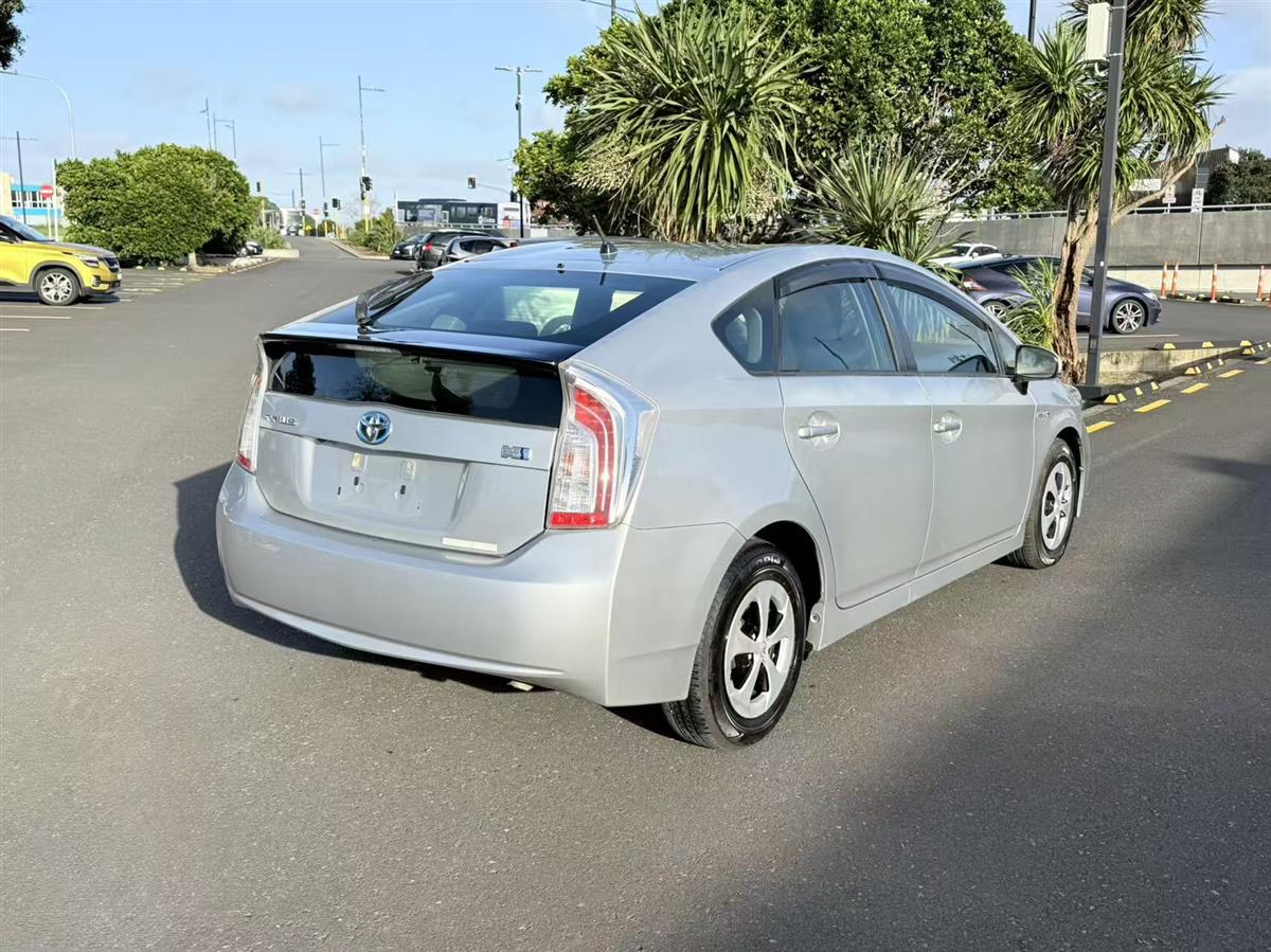 2014 Toyota Prius thumbnail