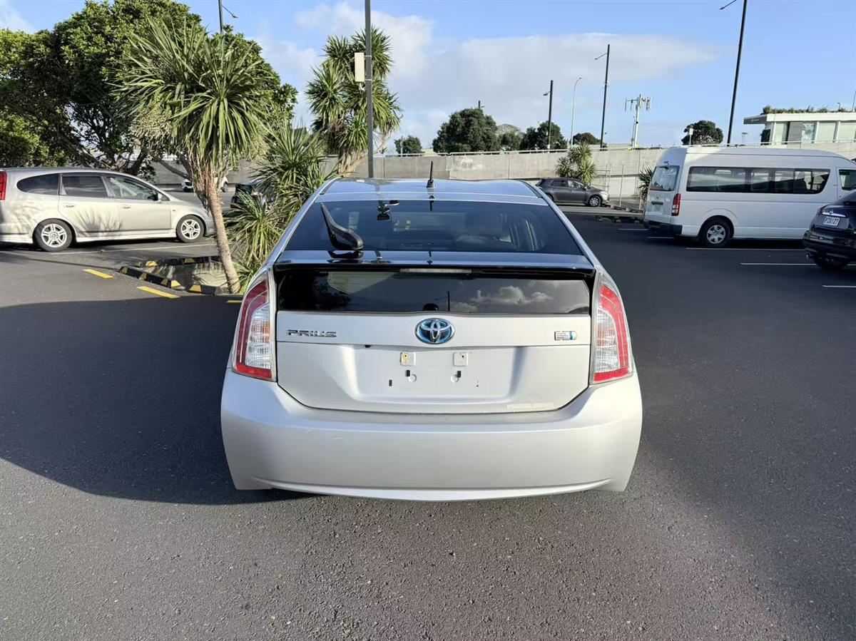 2014 Toyota Prius thumbnail
