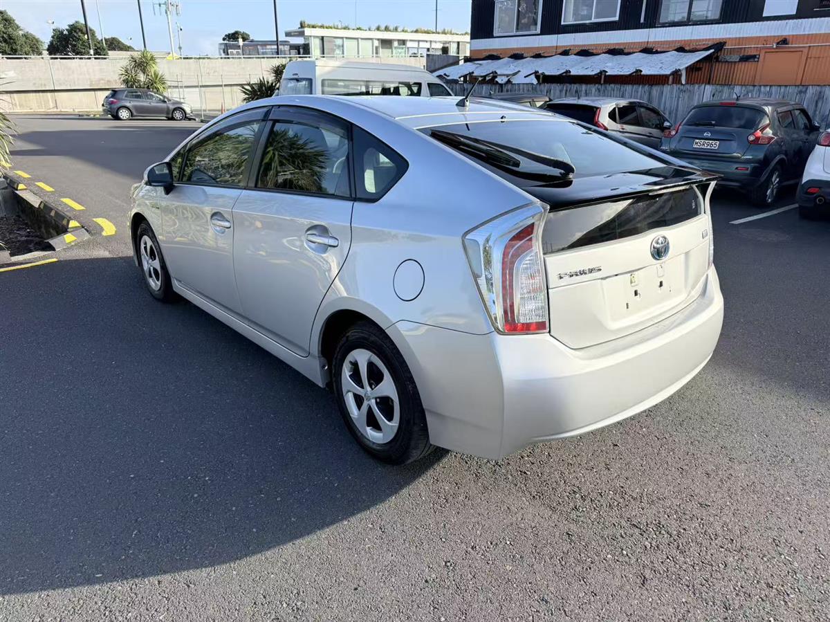 2014 Toyota Prius thumbnail