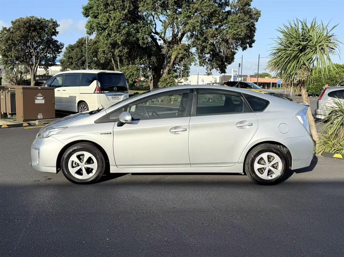 2014 Toyota Prius thumbnail