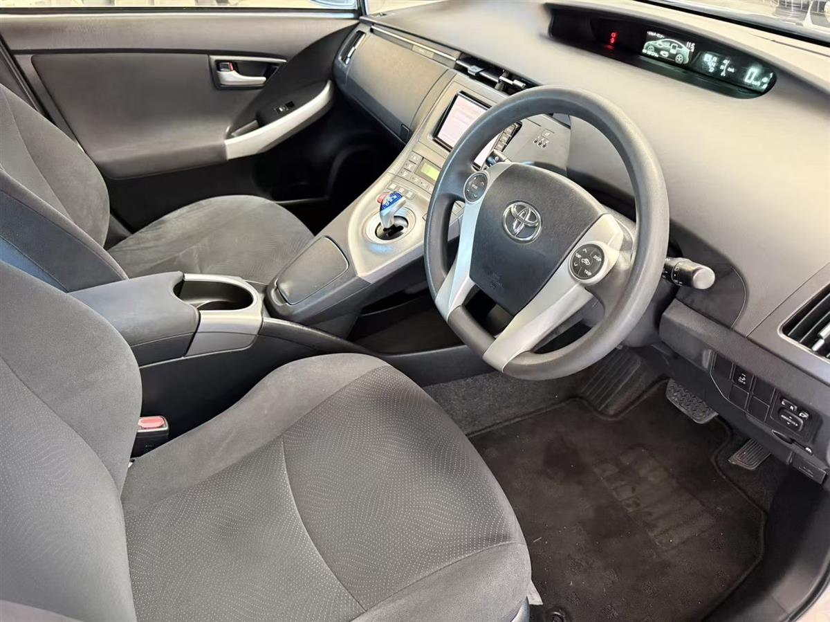 2014 Toyota Prius thumbnail