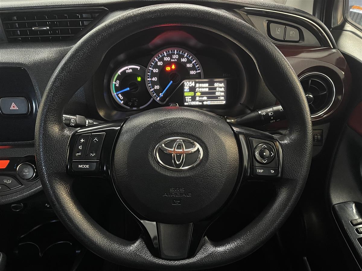 2017 Toyota Vitz thumbnail
