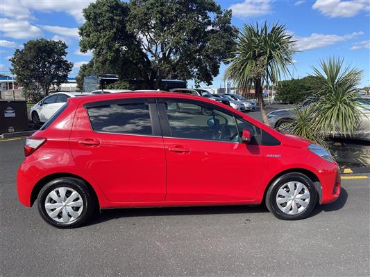 2017 Toyota Vitz thumbnail