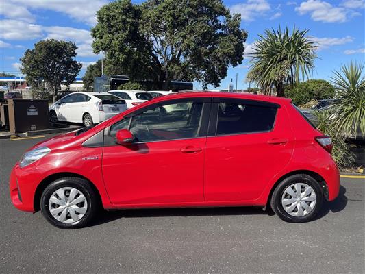 2017 Toyota Vitz thumbnail
