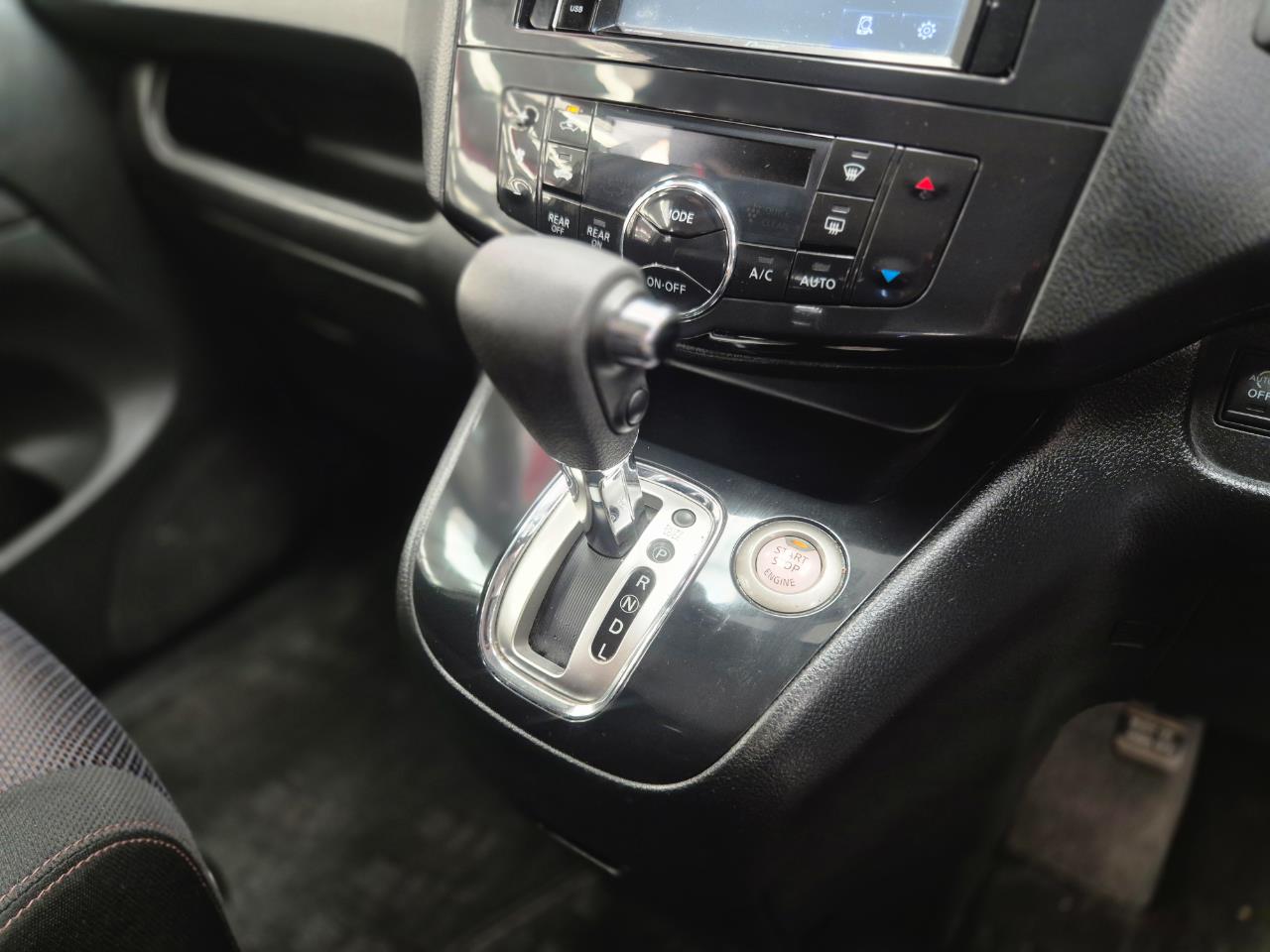 2013 Nissan Serena thumbnail