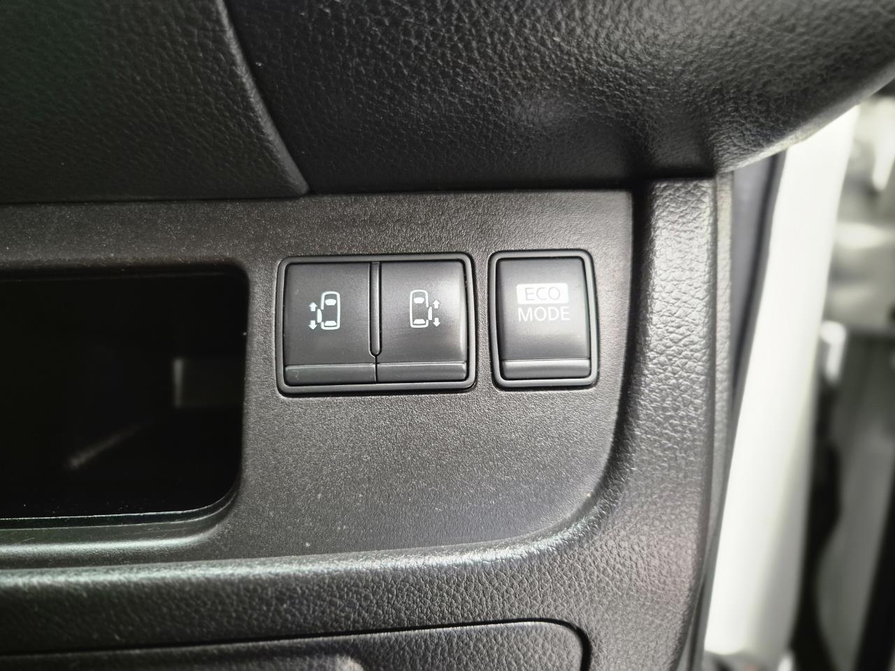 2013 Nissan Serena thumbnail
