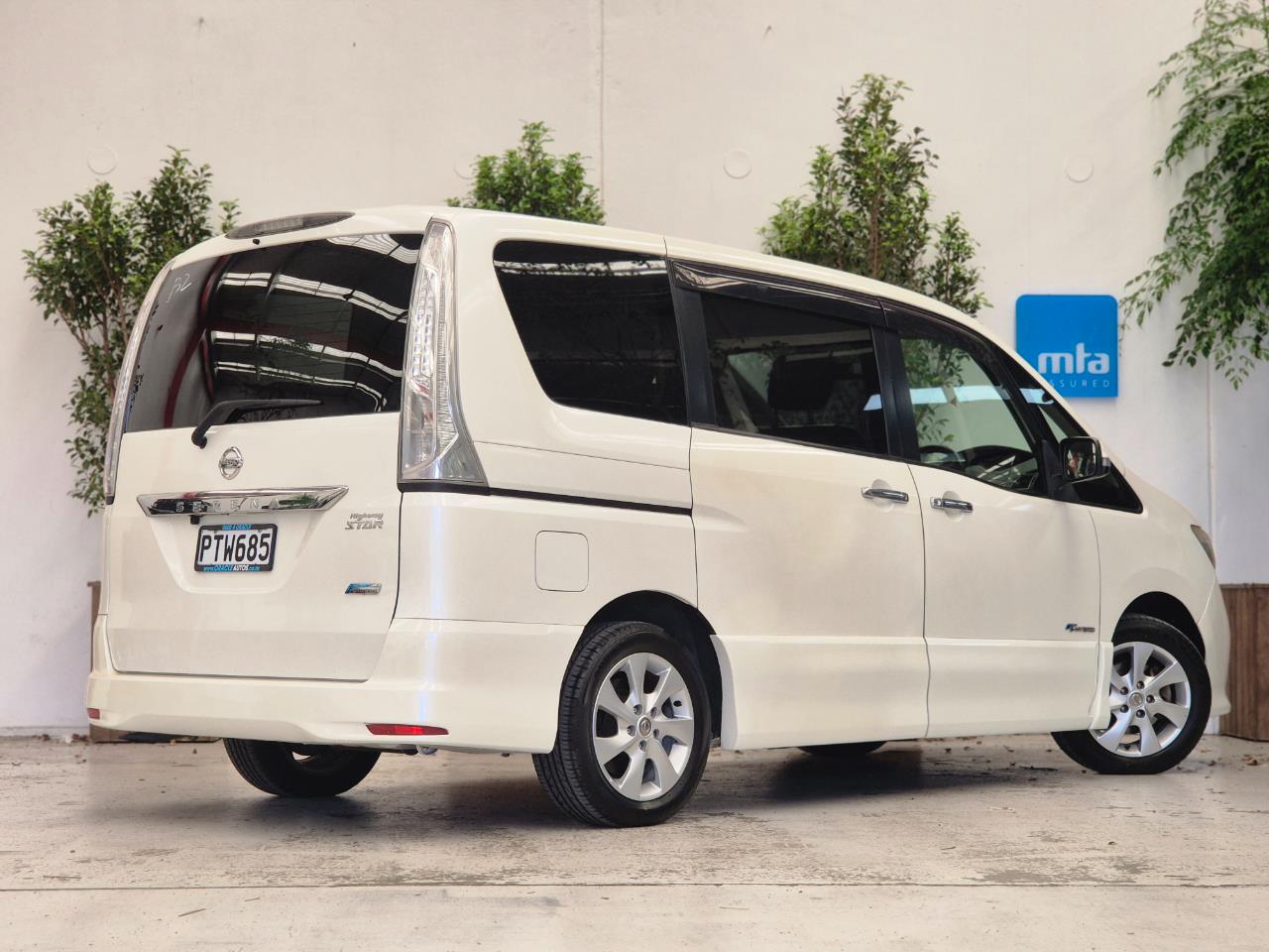 2013 Nissan Serena thumbnail