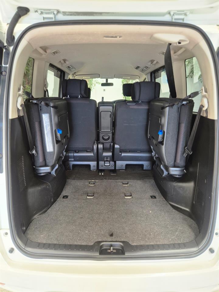 2013 Nissan Serena thumbnail