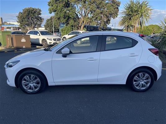 2023 Mazda 2 thumbnail
