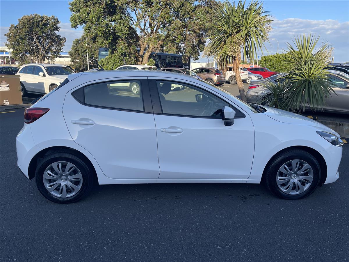 2023 Mazda 2 thumbnail