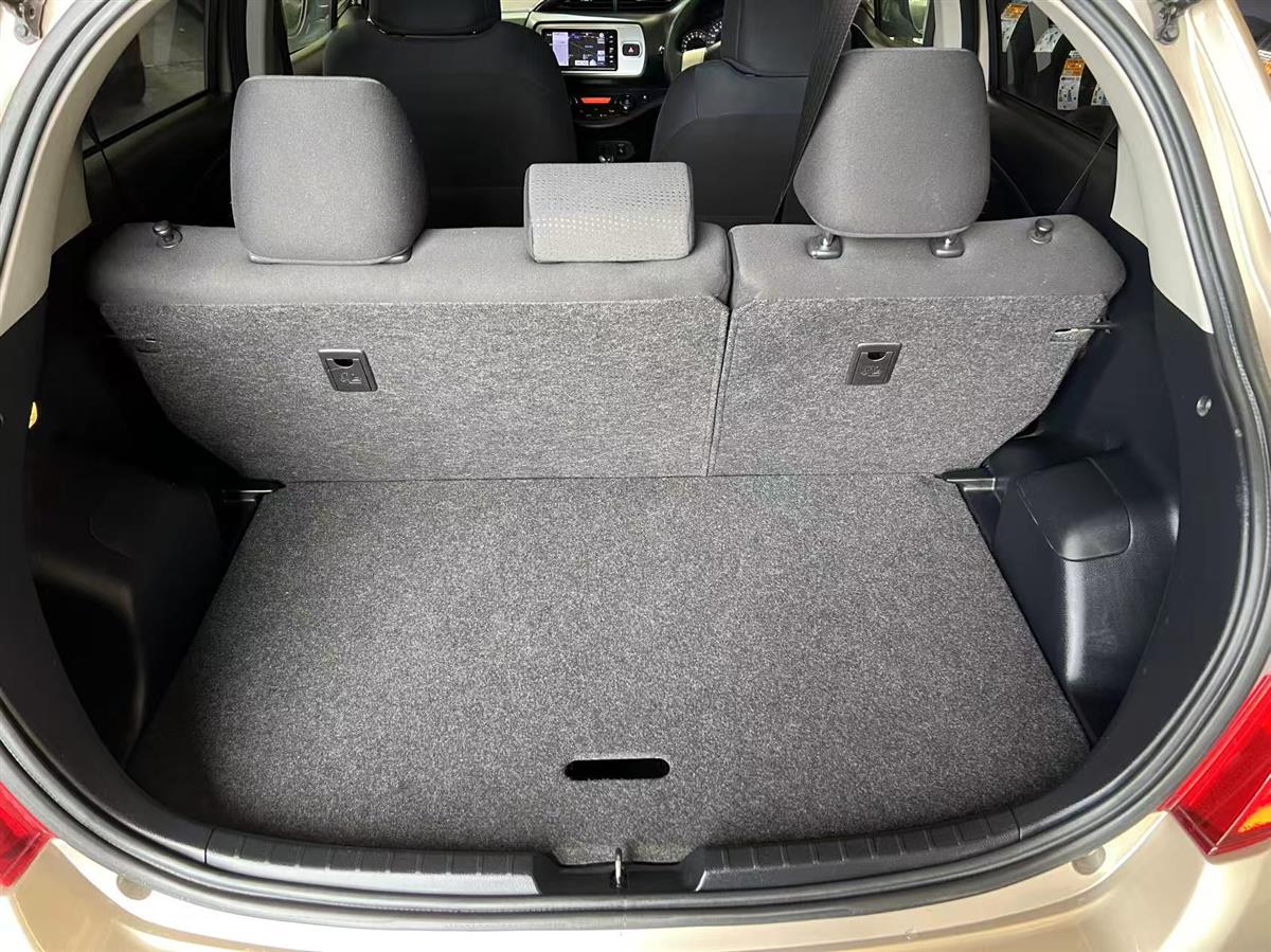 2015 Toyota Vitz thumbnail