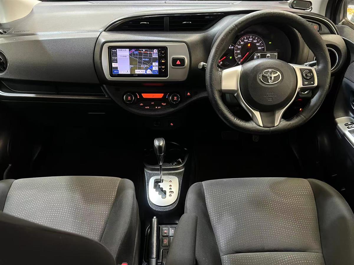 2015 Toyota Vitz thumbnail