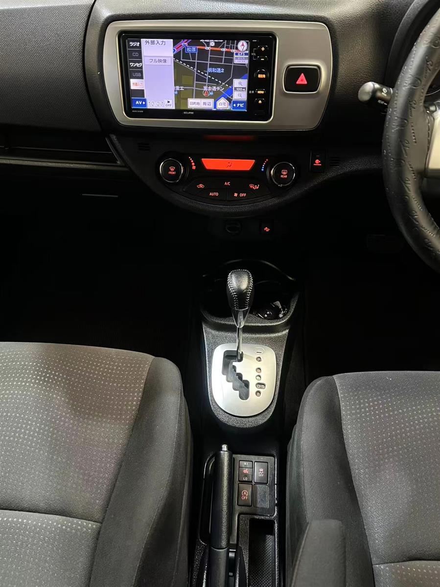 2015 Toyota Vitz thumbnail