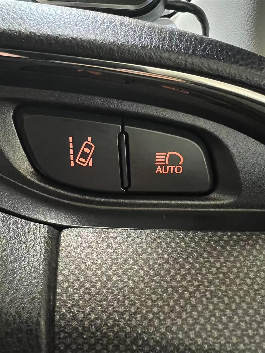 2015 Toyota Vitz thumbnail