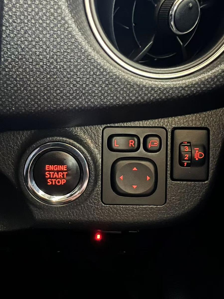 2015 Toyota Vitz thumbnail