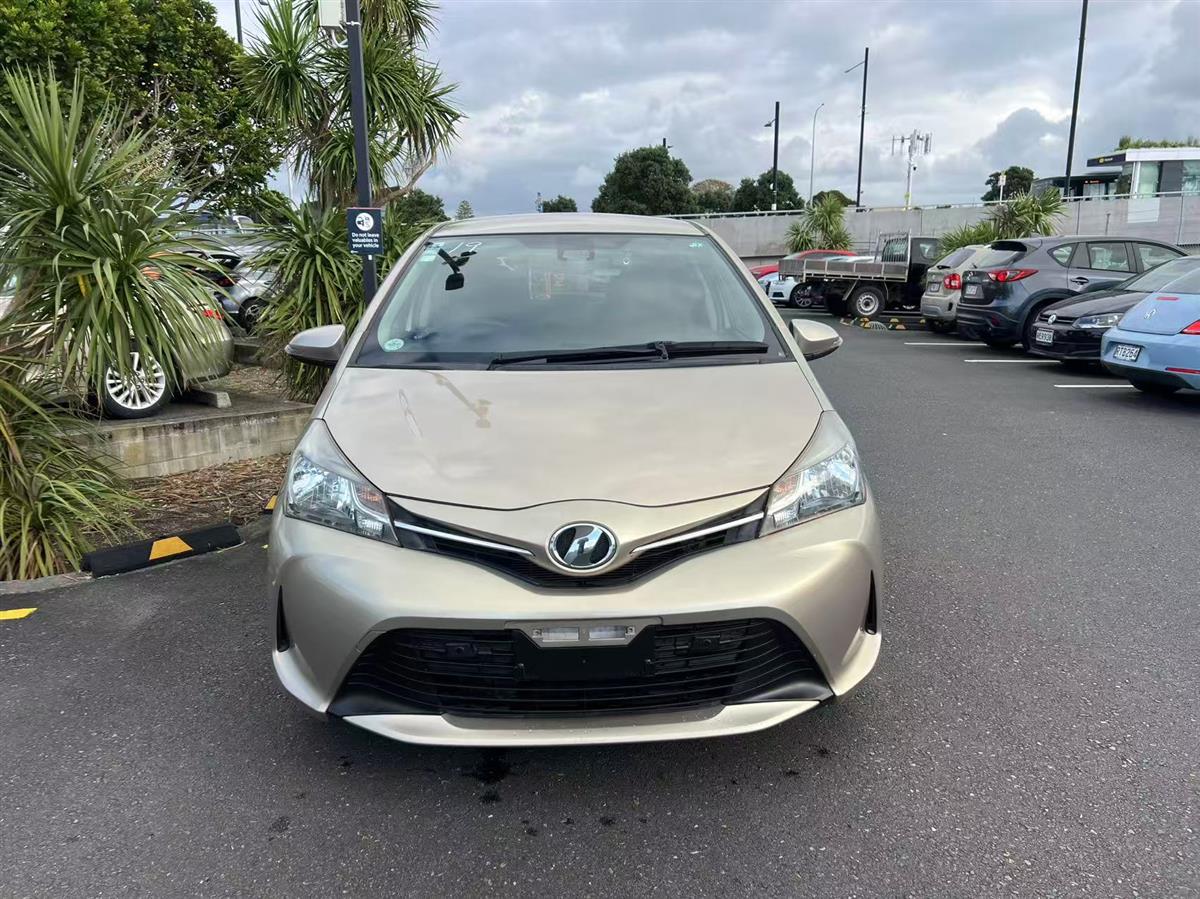 2015 Toyota Vitz thumbnail