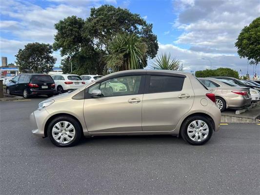 2015 Toyota Vitz thumbnail