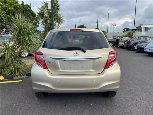 2015 Toyota Vitz thumbnail