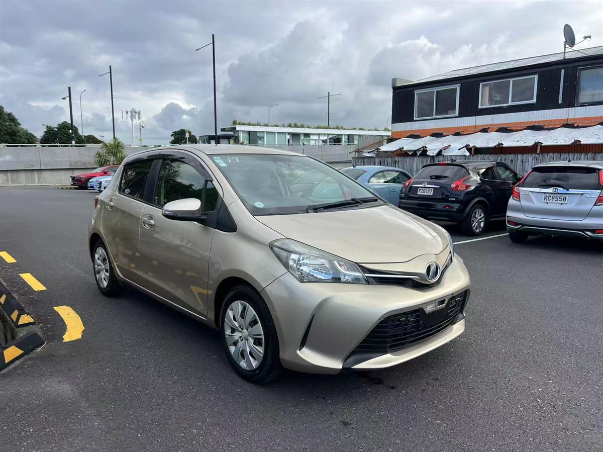 2015 Toyota Vitz thumbnail