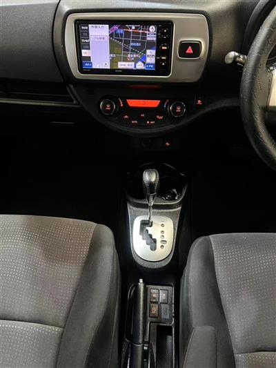 2015 Toyota Vitz thumbnail