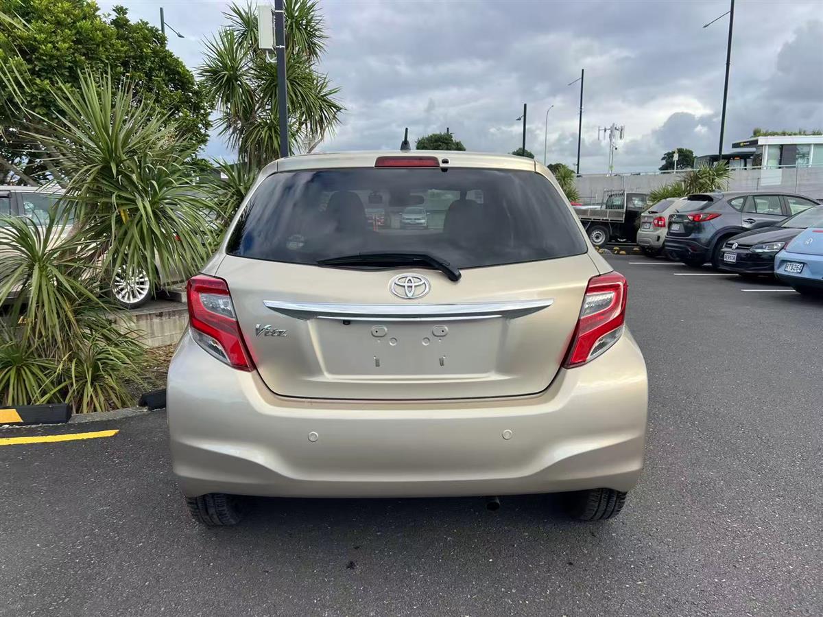 2015 Toyota Vitz thumbnail