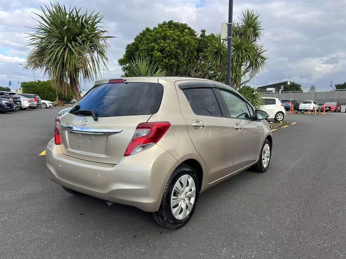 2015 Toyota Vitz thumbnail