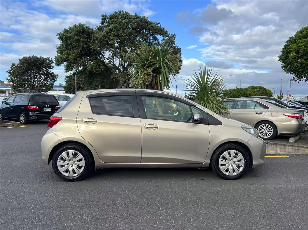 2015 Toyota Vitz thumbnail