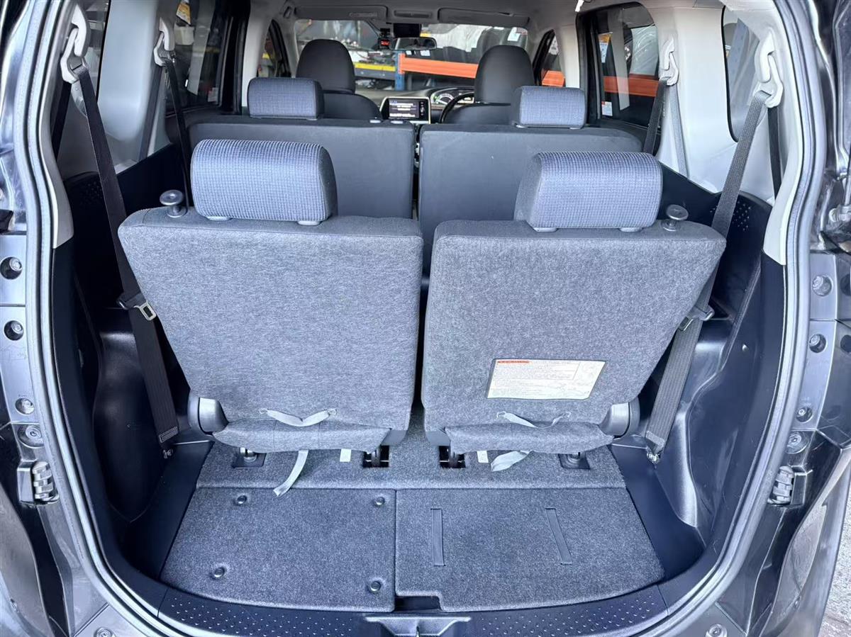 2017 Toyota Sienta thumbnail