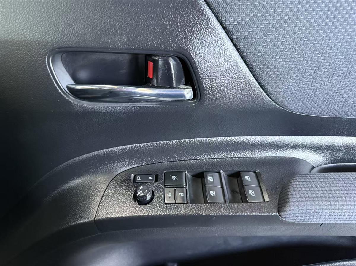 2017 Toyota Sienta thumbnail