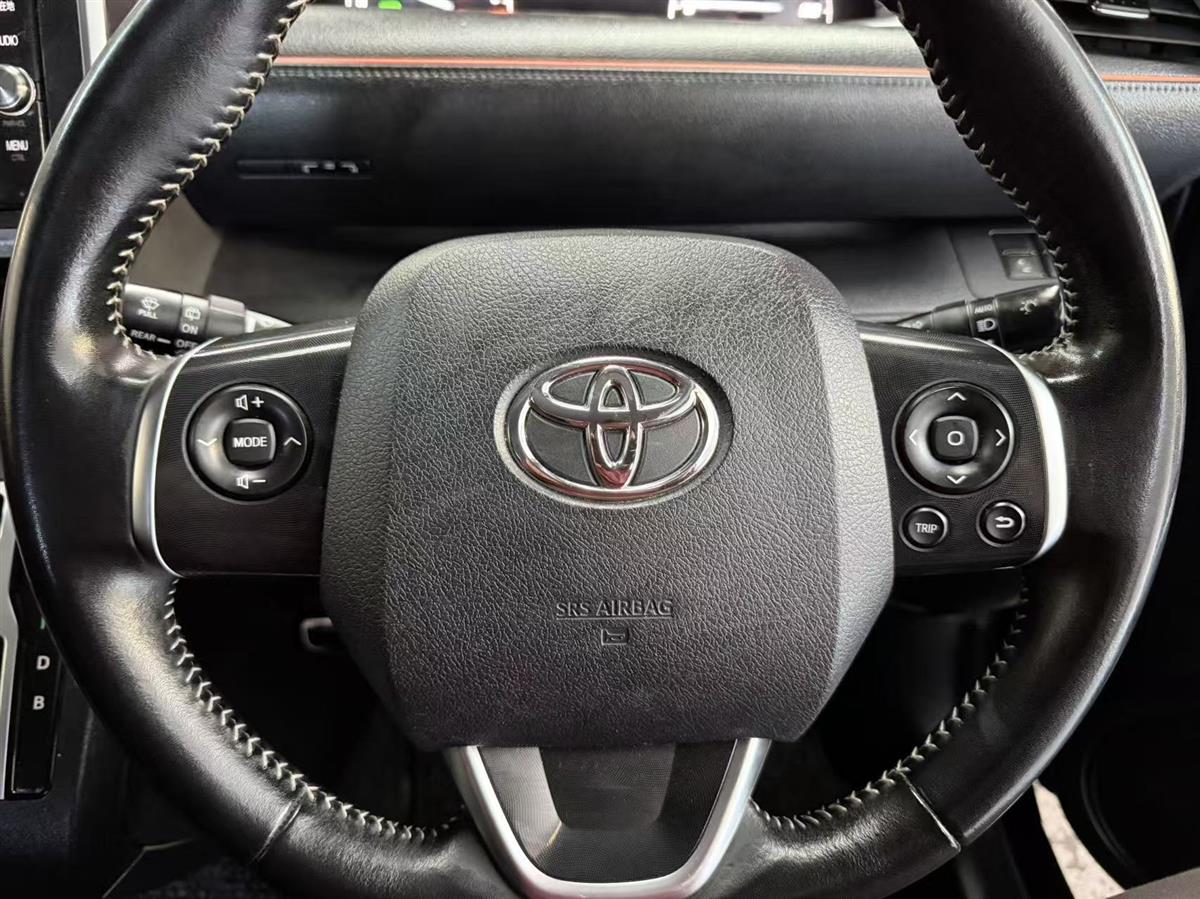 2017 Toyota Sienta thumbnail