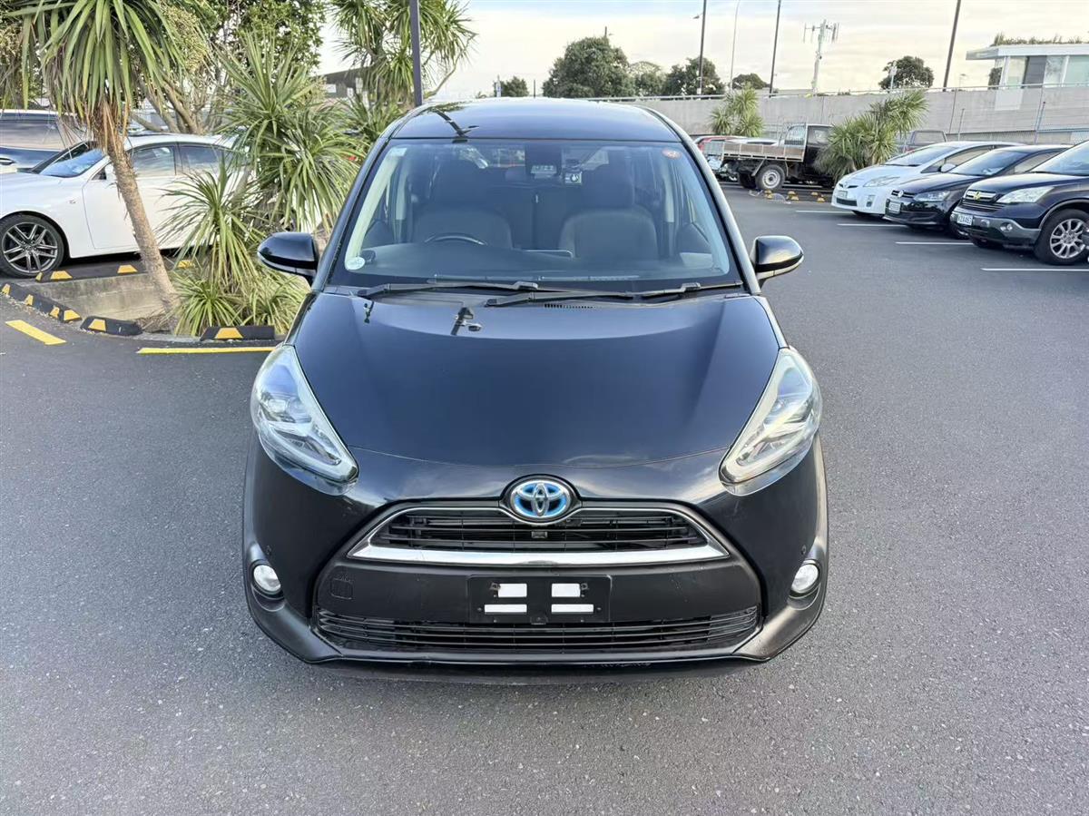 2017 Toyota Sienta thumbnail