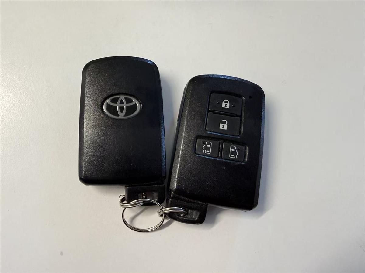 2017 Toyota Sienta thumbnail