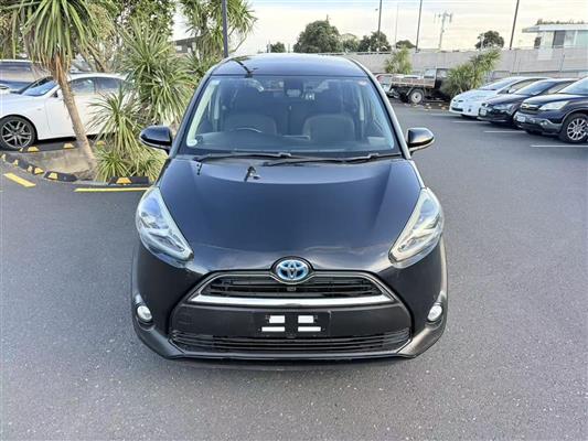 2017 Toyota Sienta thumbnail