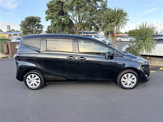 2017 Toyota Sienta thumbnail
