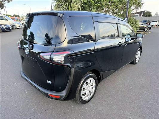 2017 Toyota Sienta thumbnail