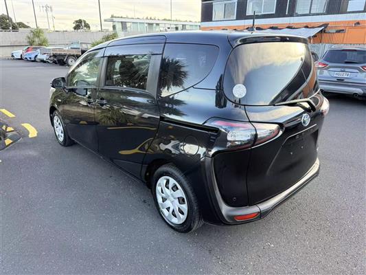 2017 Toyota Sienta thumbnail