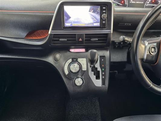 2017 Toyota Sienta thumbnail
