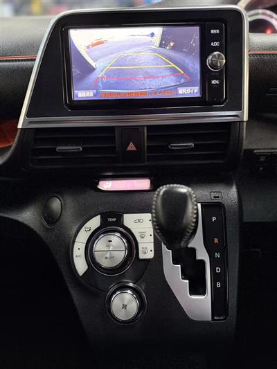 2017 Toyota Sienta thumbnail