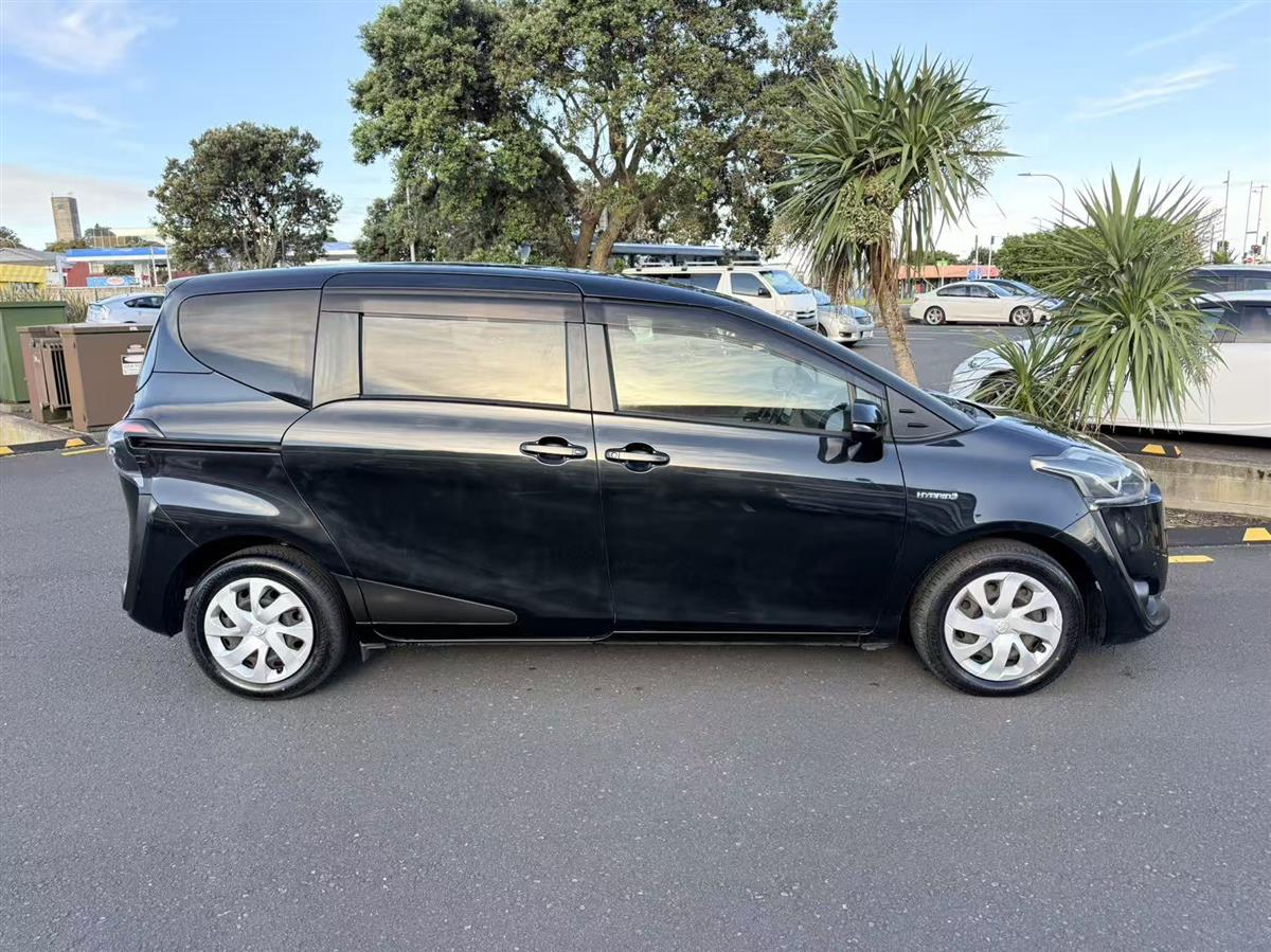 2017 Toyota Sienta thumbnail
