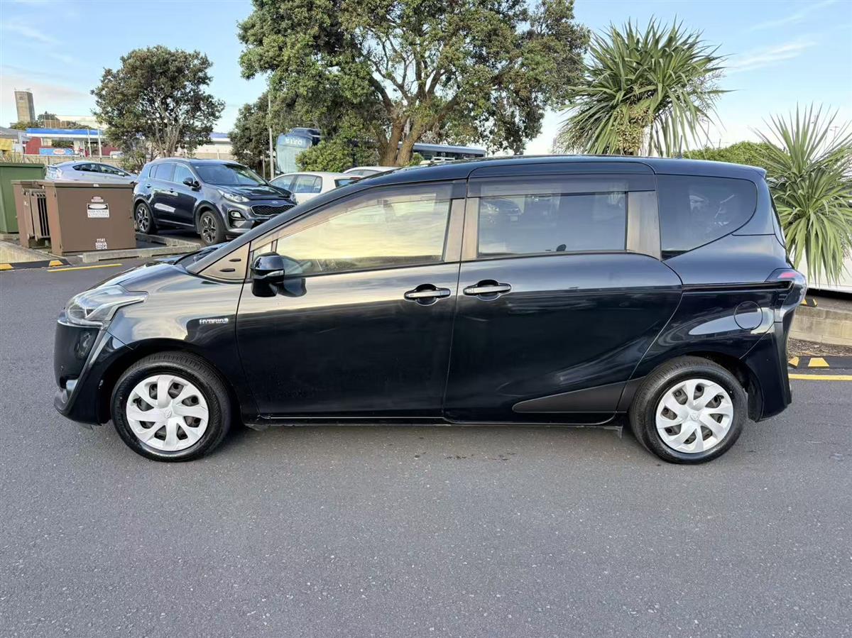 2017 Toyota Sienta thumbnail