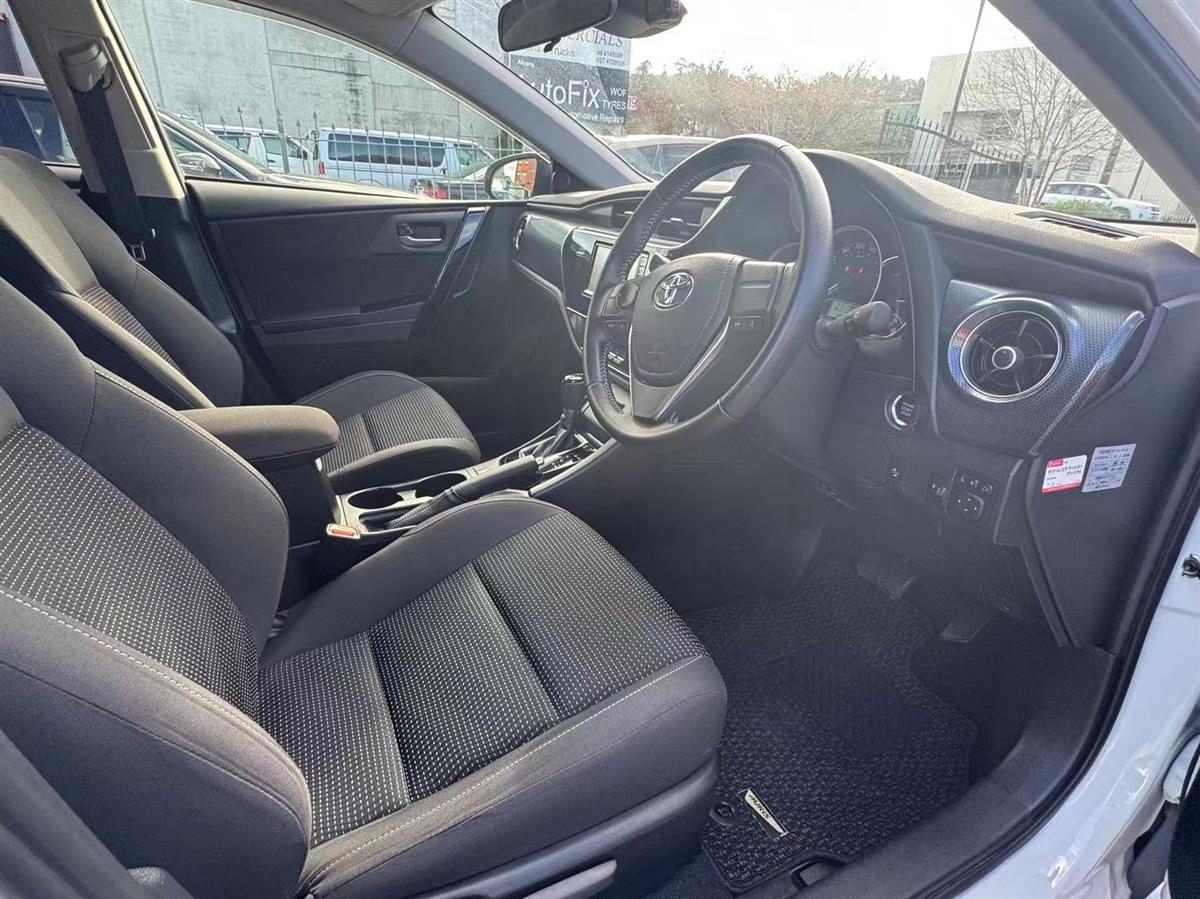 2017 Toyota Auris thumbnail