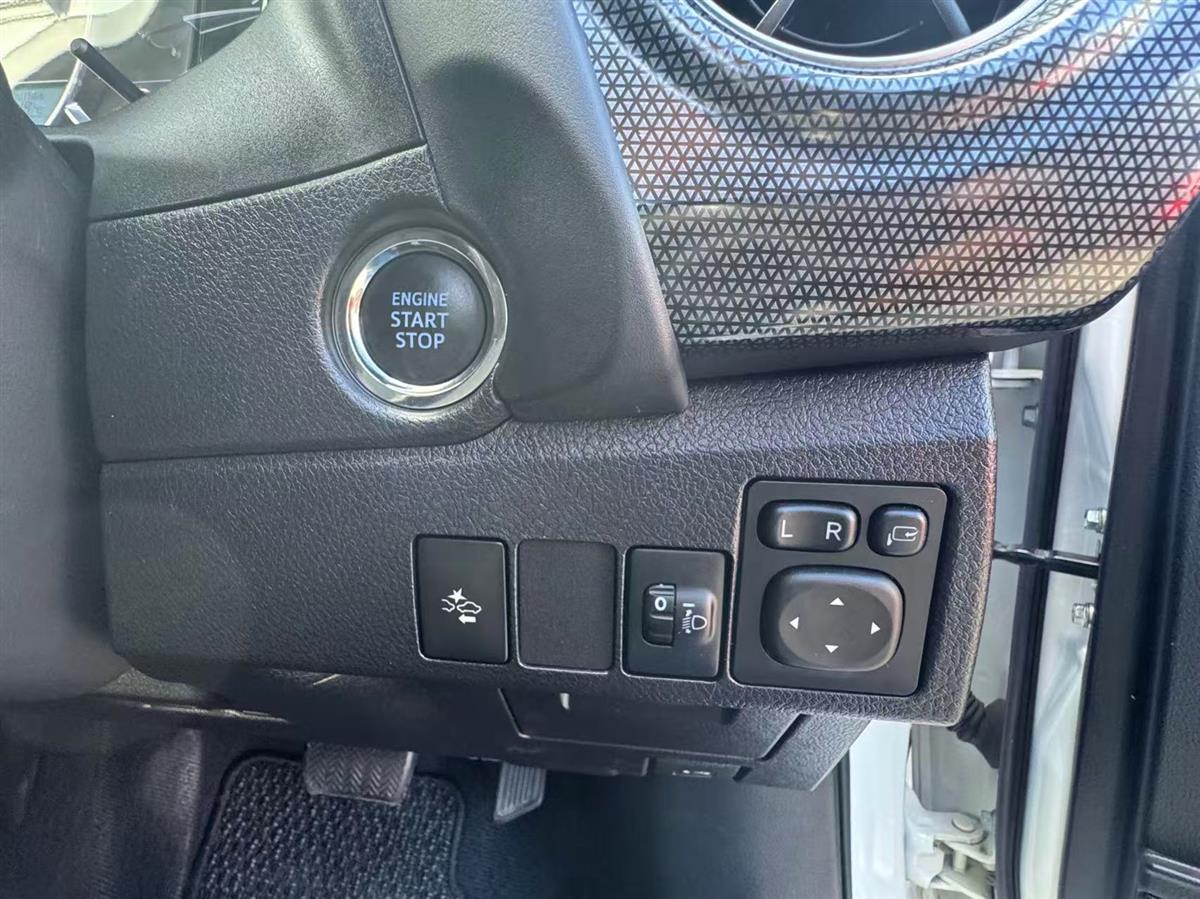 2017 Toyota Auris thumbnail