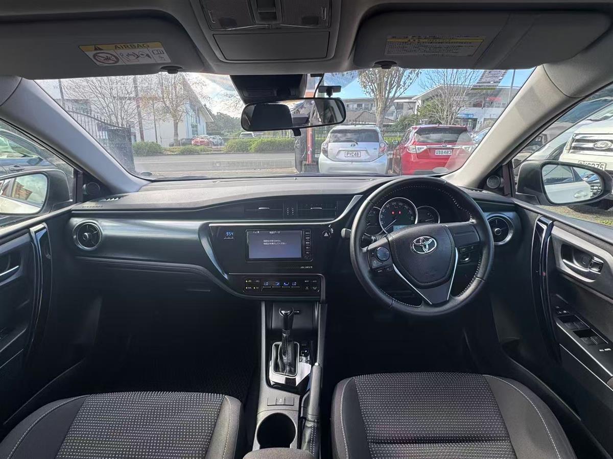 2017 Toyota Auris thumbnail