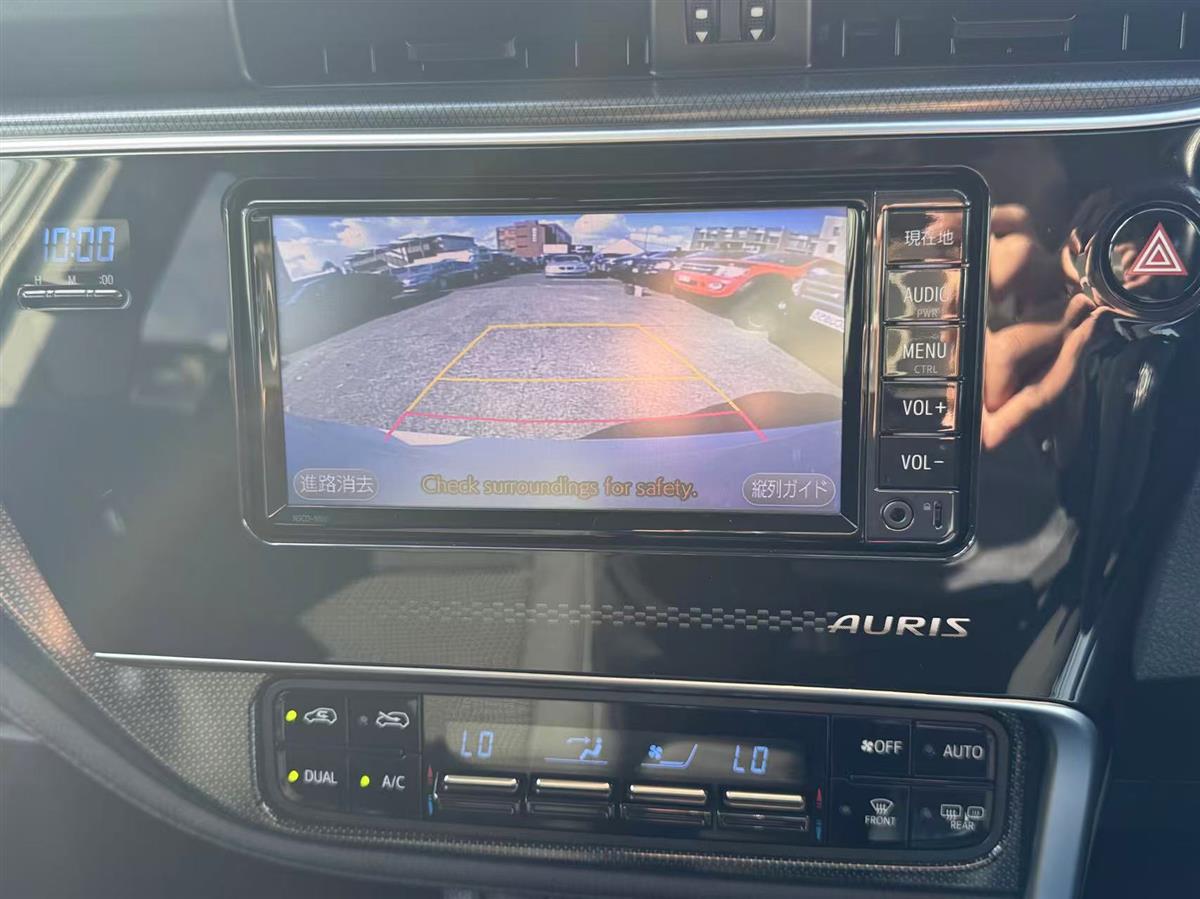 2017 Toyota Auris thumbnail