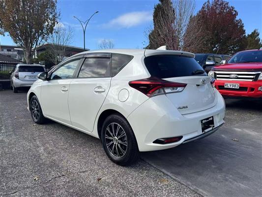 2017 Toyota Auris thumbnail